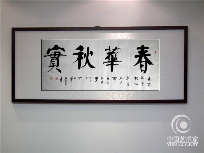 悬挂字画的题材，应该依据不同居室有所选择。字画的题材是多种多样的，居室主人可根据自己的爱好和室内环境的要求来作出选择