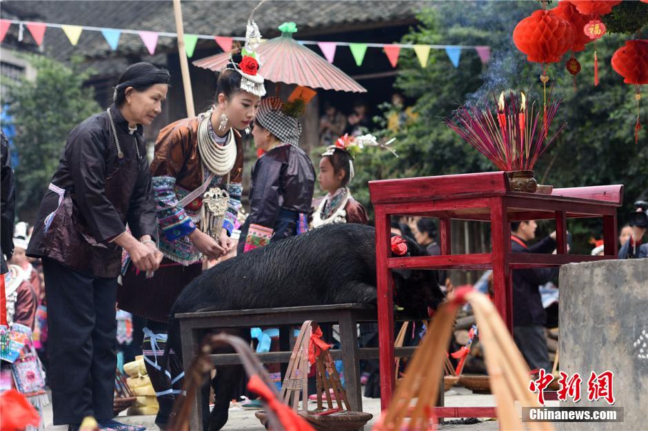 广西三江侗乡千人敬“萨”祈福