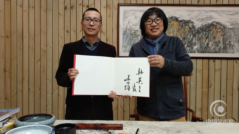 中国美术学院国画系山水画副教授王作均与中国艺术家网韩英老师合影